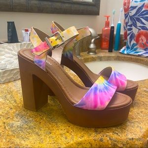 Sz 7 NBW Gianni Bini tie dye block heels